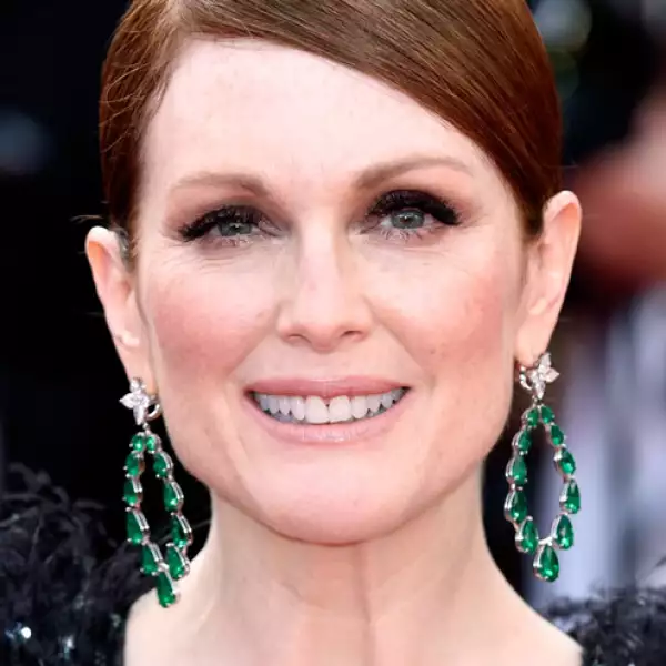 Julianne Moore remarcó sus ojos con delineador y sombras para resaltar su increíble color. Llevó el resto de la cara en tonos nude y el pelo en un low bun.