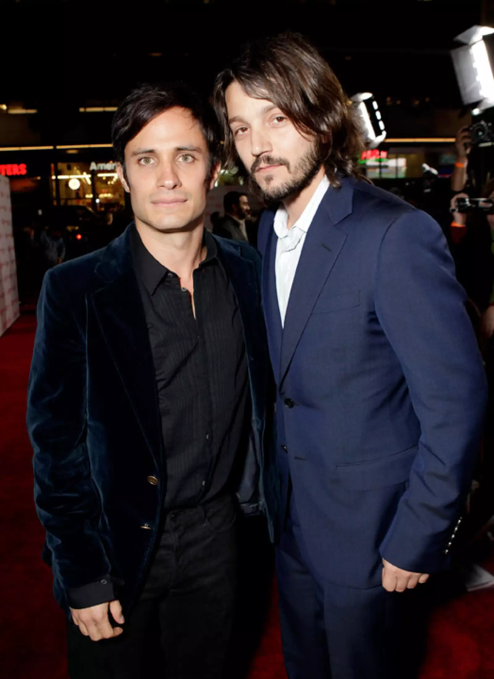Gael García y Diego Luna coincidieron con los otros actores que desfilaron en la alfombra en sentirse honrados de haber trabajado al lado de Pedro Armendáriz Jr.