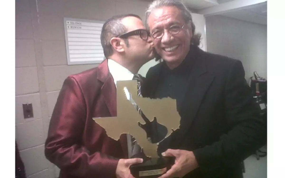 El cantante y productor recibió la distinción `Persona del Año´, que entrega los Premios Texas 2010 los cuales reconocen lo mejor de la música laina.