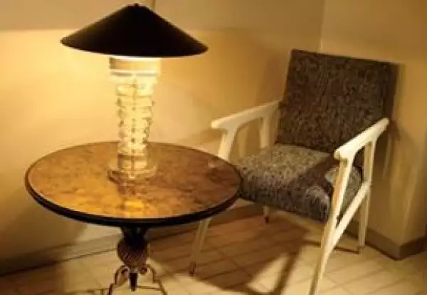 Su especialidad es la restauración de muebles antiguos.