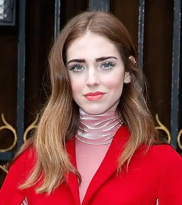 La bloggera italiana, Chiara Ferragni, usó un tono pastel que acentuó su look en Fashion Week.