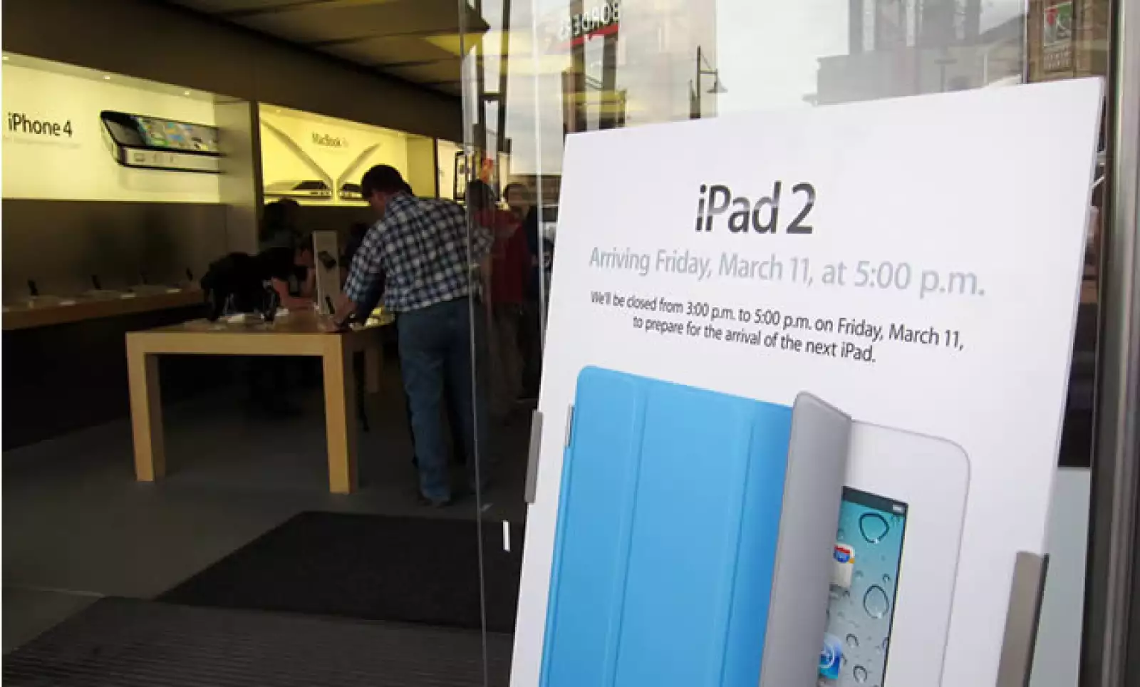 Los empleados de Apple cerraron las tiendas desde las 15:00 horas para preparar la salida del nuevo equipo.