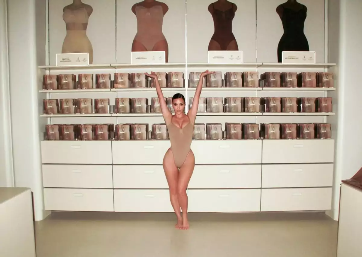 Kim-Kardashian-en-tienda-Skims.jpg