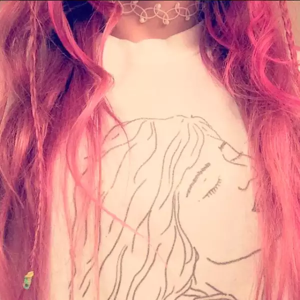 Ava Phillippe luciendo su pelo color rosa pastel.