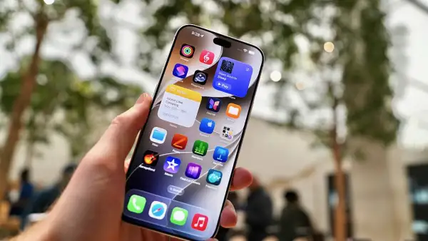 Imagen de una pantalla del nuevo iPhone 18 Pro mostrando la interfaz principal en donde se activa Siri AI.