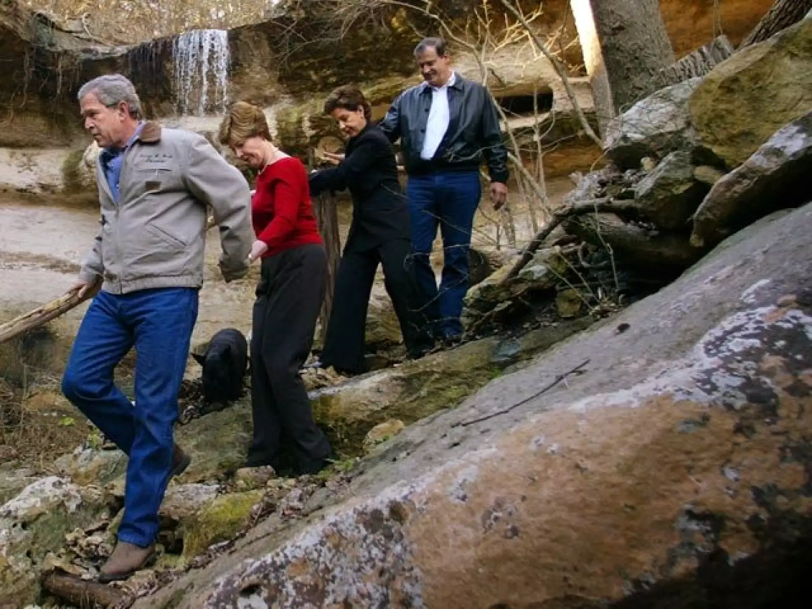 Aquí con el ex presidente de Estados Unidos George Bush y su esposa, Laura, pasando por una cascada en el rancho del primero.