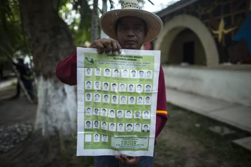 Son cada vez más quienes apoyan a la causa para pedir justicia por los 43 normalistas desaparecidos en el municipio de Guerrero. Las familias han pedido una audiencia con Enrique Peña Nieto.