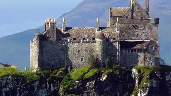 Este castillo se encuentra en Escocia. En este lugar vivieron los MacCleans y los Duart. Esta impresionante construcción se encuentra en la orilla de la isla del Mull. Se cree que fue contruido en ...