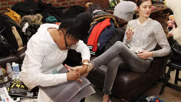 Mujer haciéndose pedicure