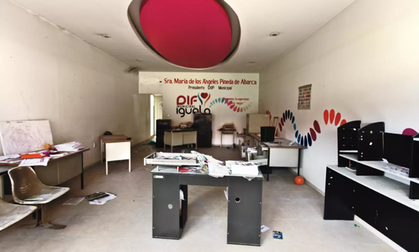 Después del incendio del Palacio, algunos pobladores entraron y robaron el mobiliario.