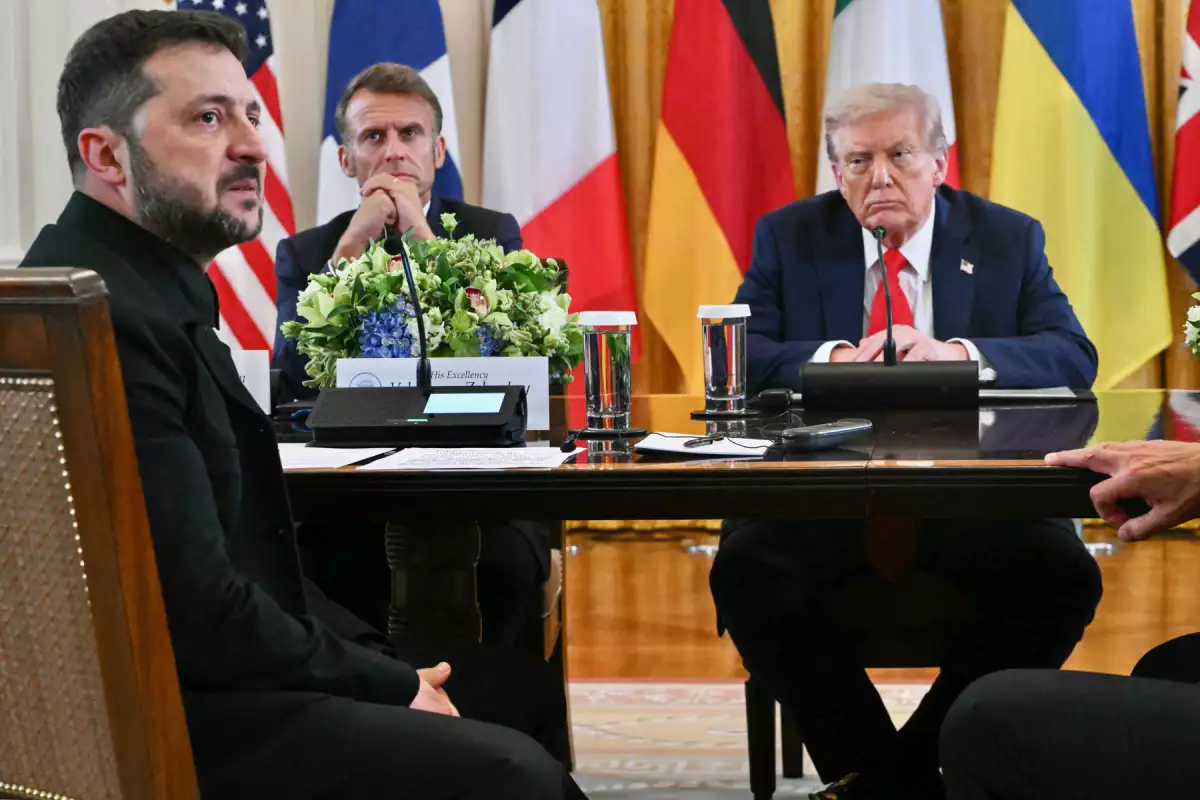 El presidente francés Emmanuel Macron (2L) y el presidente estadounidense Donald Trump (R) escuchan al presidente ucraniano Volodymyr Zelensky hablar durante una reunión con los líderes europeos en la Sala Este de la Casa Blanca en Washington, DC, el 18 de agosto de 2025. Los líderes europeos se unen al presidente ucraniano Volodymyr Zelensky en conversaciones con el presidente estadounidense Donald Trump el 18 de agosto, mientras intentan encontrar una manera de poner fin a la ofensiva de Rusia. Los líderes que se dirigen a Washington el lunes para aparecer junto a Zelensky se llaman a sí mismos la "coalición de los dispuestos".