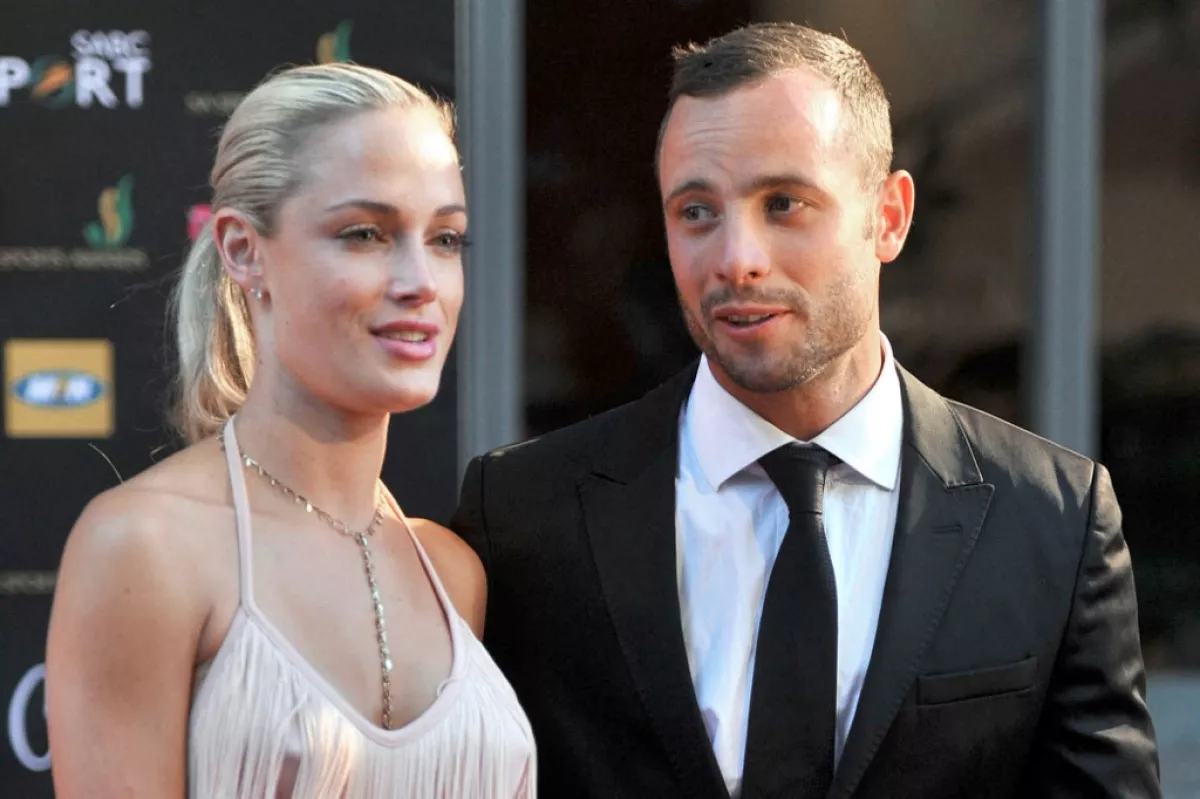 Foto del corredor Oscar Pistorius y su novia Reeva Steenkamp en noviembre de 2012.