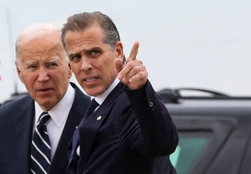 El presidente de los Estados Unidos, Joe Biden, se encuentra con su hijo Hunter Biden, quien más temprano en el día fue declarado culpable de los tres cargos en su juicio por cargos penales de armas de fuego, después de que el presidente Biden llegara a la Base de la Guardia Nacional Aérea de Delaware en New Castle, Delaware, EE. UU., el 11 de junio de 2024.