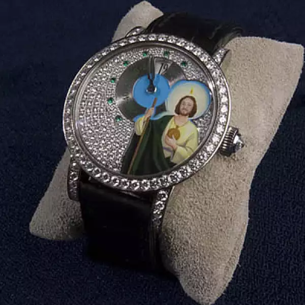 Este reloj muestra la imagen de San Judas Tadeo, un santo muy venerado en México. También hay uno con la Santa Muerte, que se llama Happy Ghost.