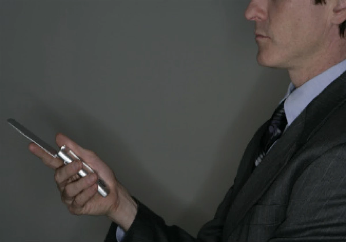 Existen evidencias para categorizar el uso del celular como potencial cancerígeno para los seres humanos, según expertos. (Archivo)