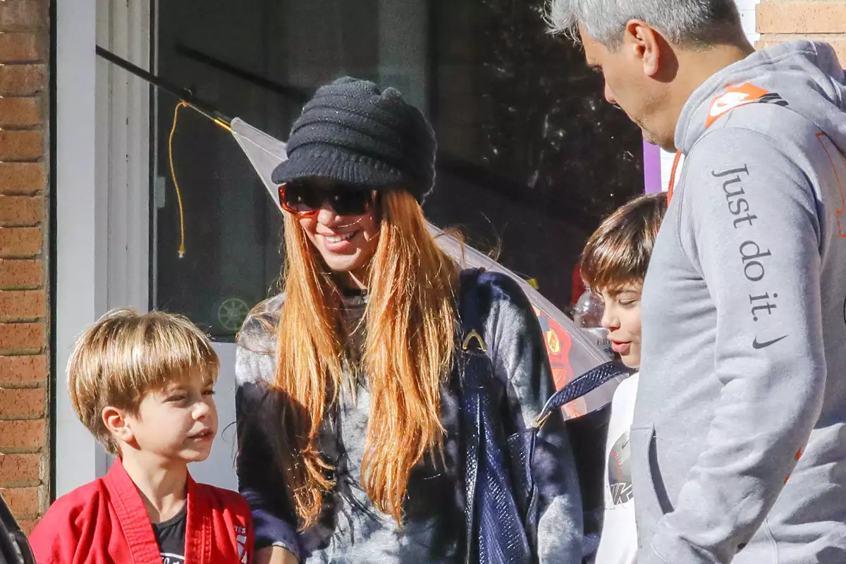 Captan a Shakira sonriente junto a sus hijos antes del partido de despedida de Piqué