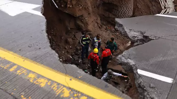 Socavón en avenida López Mateos sorprende a habitantes de en Zapopan, Jalisco