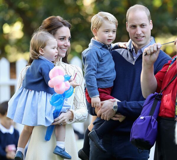 Príncipe George y Charlotte en la fiesta de niños Victoria