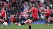 Foto de Ella Toone, del Manchester United femenil pateando el balón durante un partido entre su equipo y el Leicester City.