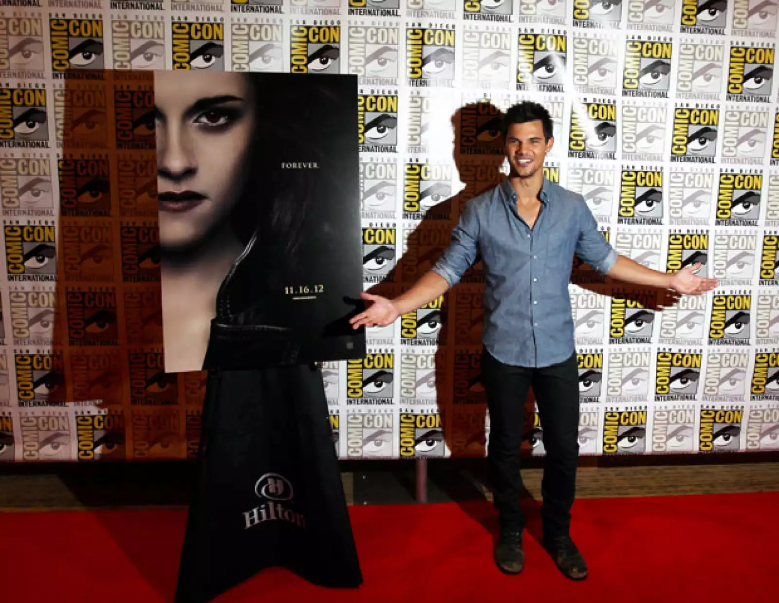 El intérprete de Jacob Black lució muy guapo al posar junto a sus fans.