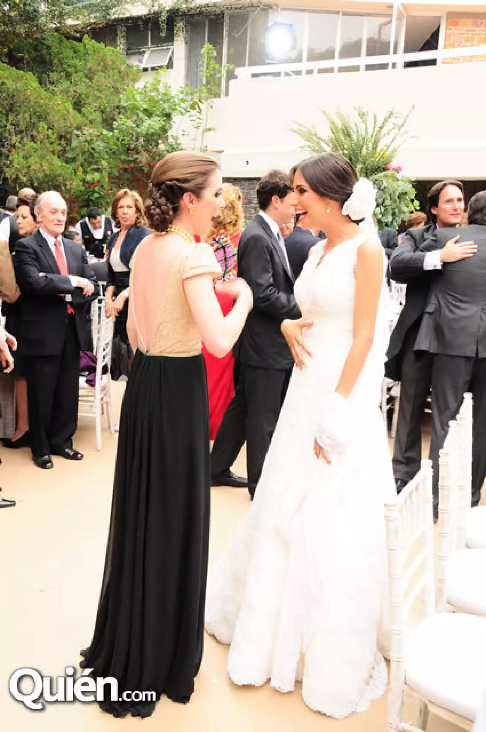 La combinación de color y una increíble espalda descubierta son la mejor opción para esta temporada, como lo modela Paulina Font.