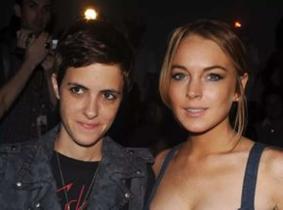 La novia de la actriz se encontraba trabajando como DJ en el hotel Chateau Marmot en Hollywood cuando se le escapó la noticia de que planea su boda para finales del 2008.