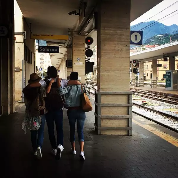 Lugares tan pintorescos como una estación del tren formaron parte del viaje.