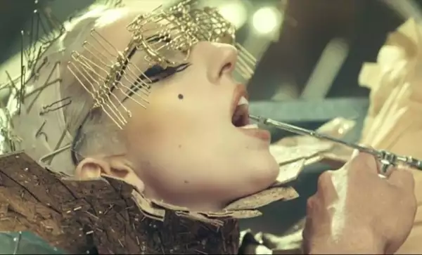 El video tiene el toque de la personalidad de Lady Gaga.