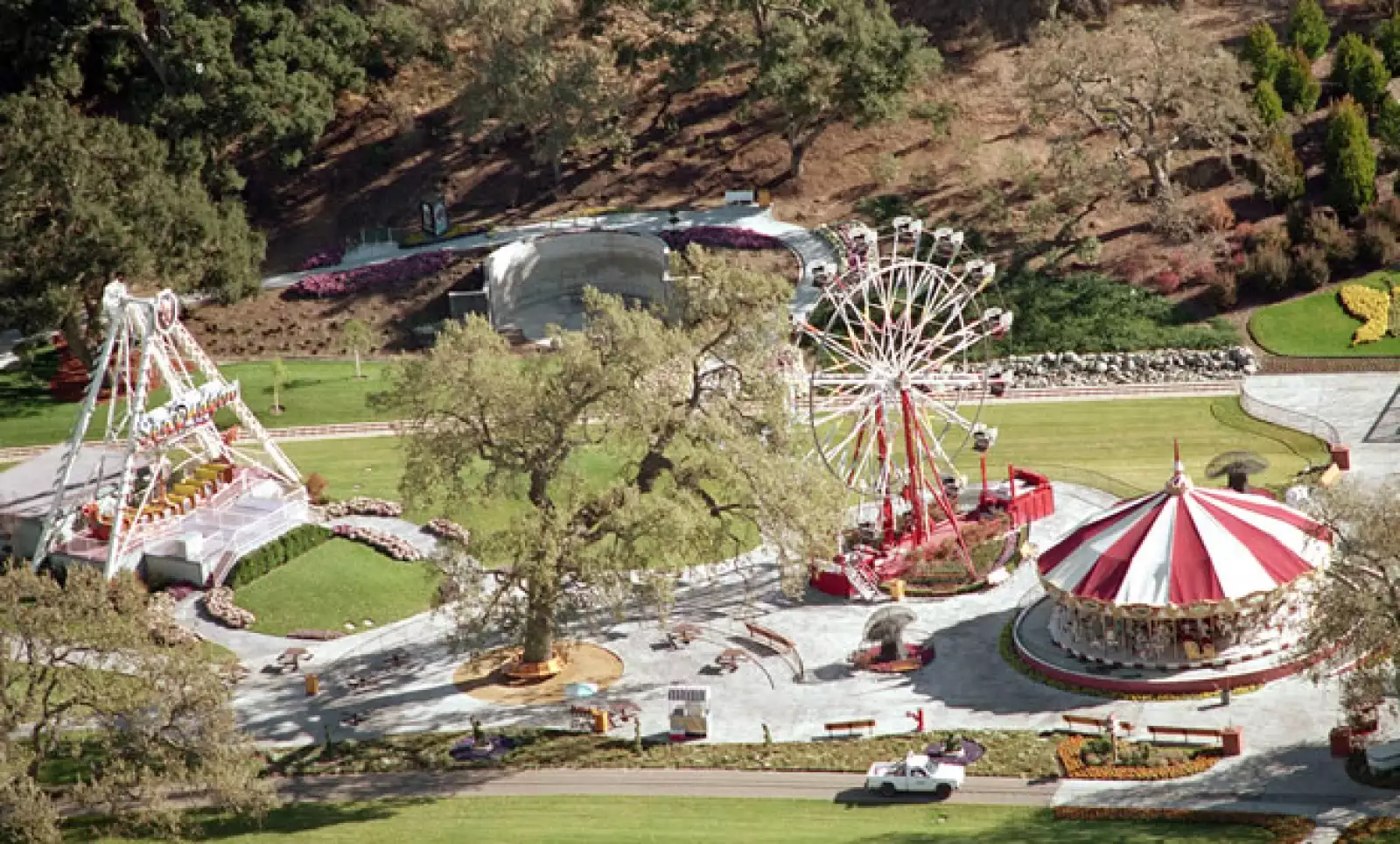 La firma turística Channel Island Helicopters organizó vuelos sobre el rancho Neverland, en el sur de California, donde Jackson vivió. El costo de cada viaje es de 175 dólares.