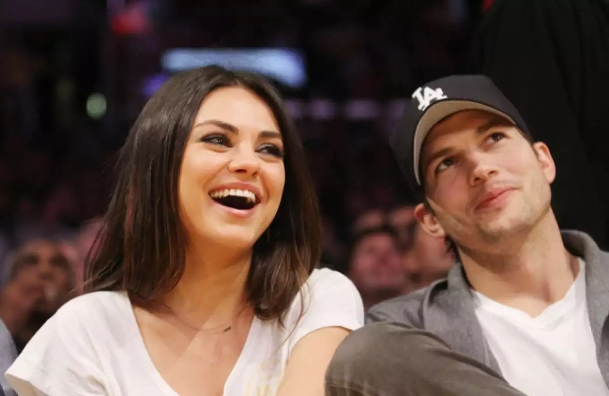 El sitio TMZ publicó un video donde Ashton Kutcher discute con unos paparazzi mientras su pareja es custodiada discretamente, lo anterior fortalecería las versiones de que la actriz está embarazada.