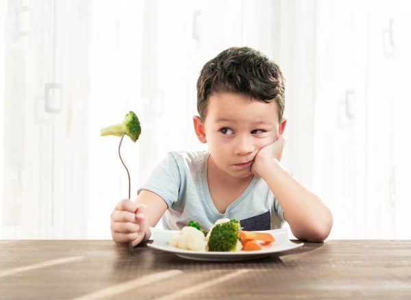 niño y comida saludable