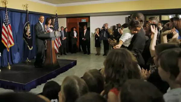 Una vez que dejó el aeropuerto cubano, la pareja presidencial acudió se reunió con parte del equipo en un hotel.