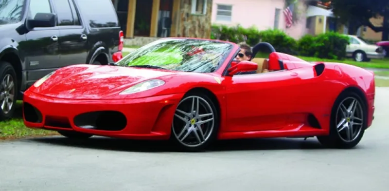 A días de ser papás por segunda vez, el actor y su esposa Elizabeth Gutiérrez disfrutan en familia de Miami, donde presumen su nuevo Ferrari.