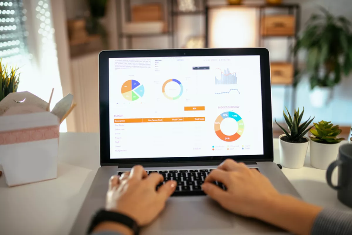Computadora con gráficas en la pantalla.