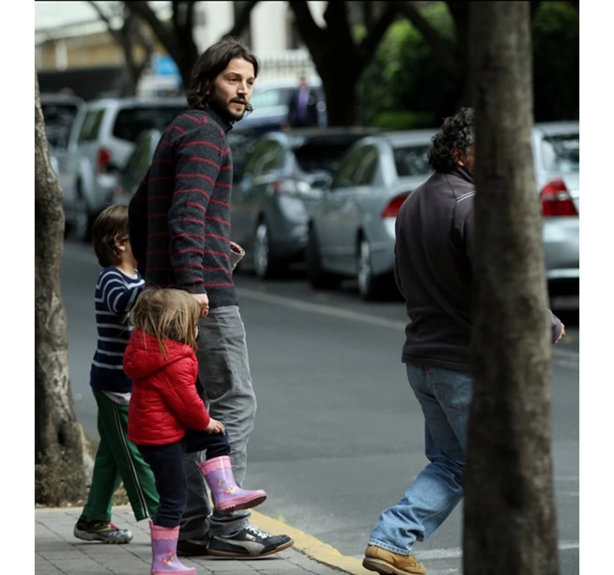 A pesar de que el actor tiene una agenda repleta de compromisos de cine y teatro dedica tiempo a Jerónimo y Fiona para salir a pasear por las calles de la Ciudad.