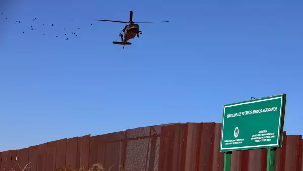 Un helicóptero de Operaciones Aéreas y Marinas de los Estados Unidos (AMO) patrulla la frontera entre Estados Unidos y México en Santa Teresa, Nuevo México, EE. UU., visto desde Ciudad Juárez, estado de Chihuahua, México, el 14 de enero de 2026.