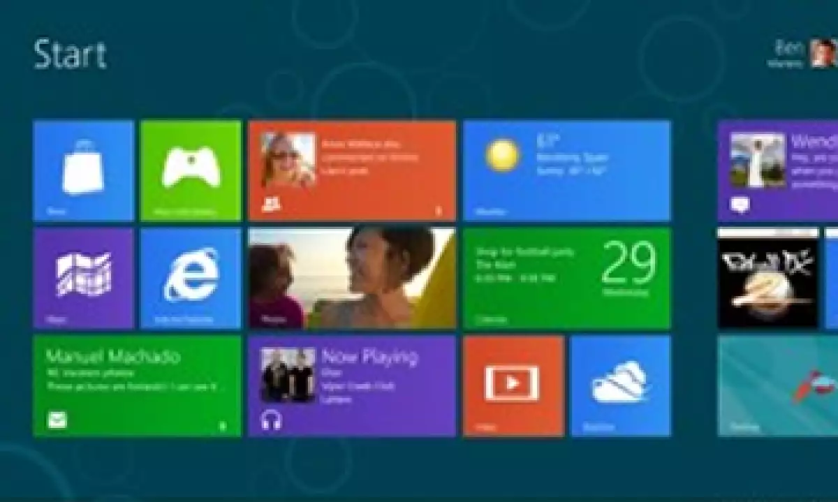 El escritorio tradicional de Windows ha sido reemplazado por un menú de cuadros de colores. (Foto: Cortesía Fortune)