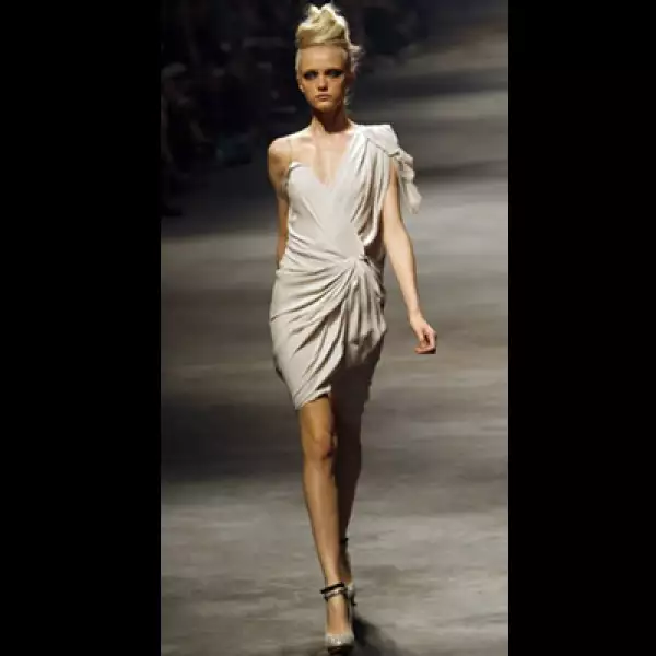 El diseñador Alber Elbaz mostró su capacidad al combinar originalidad, destellos y colores para la firma Lanvin.