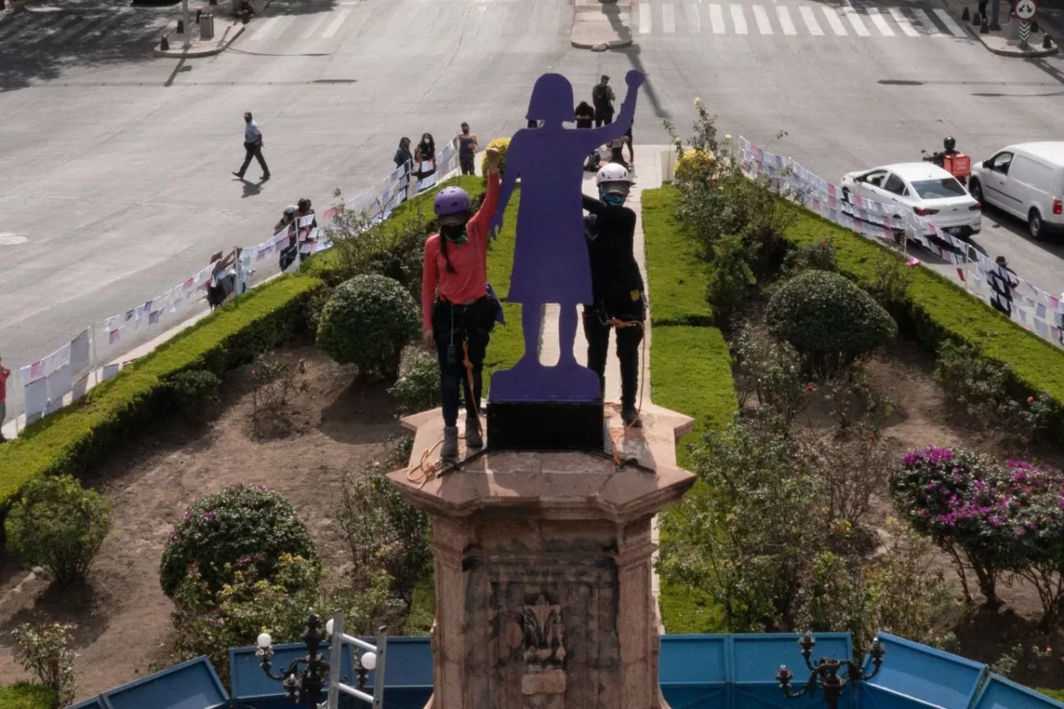 Madres y familiares de personas desaparecidas, integrantes de colectivas feministas y mujeres sustituyeron la Antimonumenta en la Glorieta de las Mujeres que Luchan