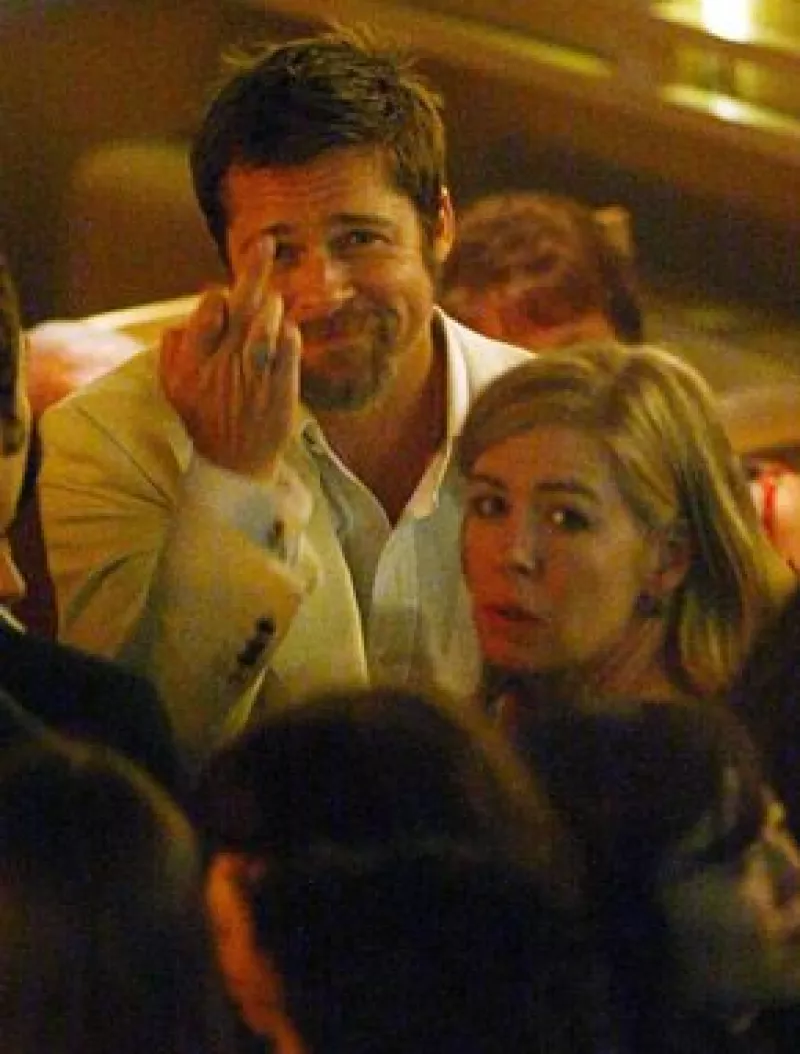 Durante una fiesta de la premier de la cinta The Time Traveler´s Wife, el actor dejó por un instante sus buenos modales para mostrar su dedo medio y hacer una señal obscena a los fotógrafos.