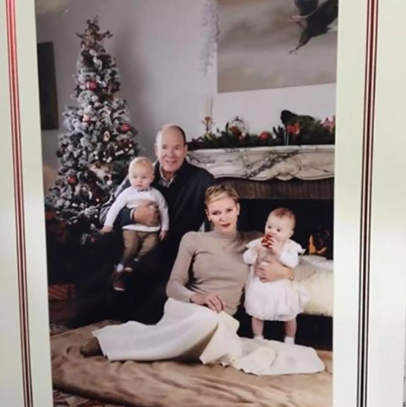 Los príncipes de Mónaco, Alberto II y Charlene, con sus hijos Jacques y Gabriella.