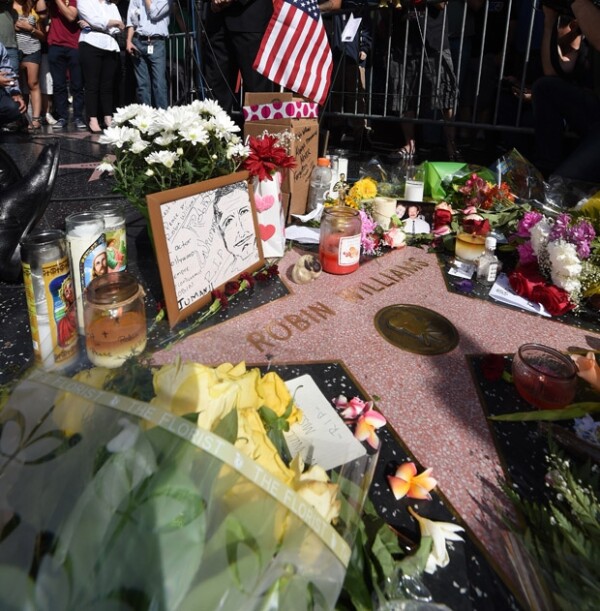 Varias personas han llevado flores y recuerdos a forma de tributo a la estrella del actor en el Paseo de la Fama de Hollywood.