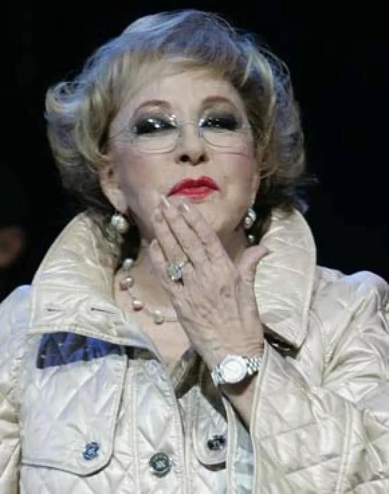 La actriz dijo que el cantante Enrique Guzmán y el fallecido cineasta Gustavo Alatriste serán mencionados en su libro como algunos de sus grandes amores, aunque entre sus planes no está enamorarse.