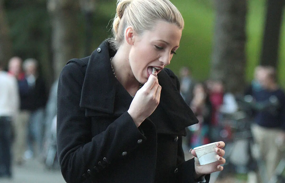 blake-lively-comiendo-bday.jpg