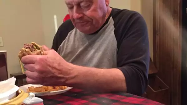 Este hombre preparó hamburguesas y helado para sus nietos y éstos no se presentaron. La foto de su reacción se ha vuelto viral en redes. Te contamos qué pasó.