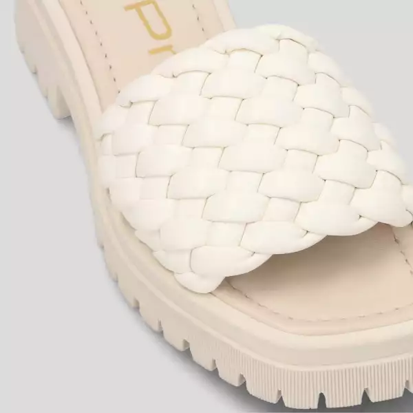 Las sandalias trenzadas pala son un 'must'