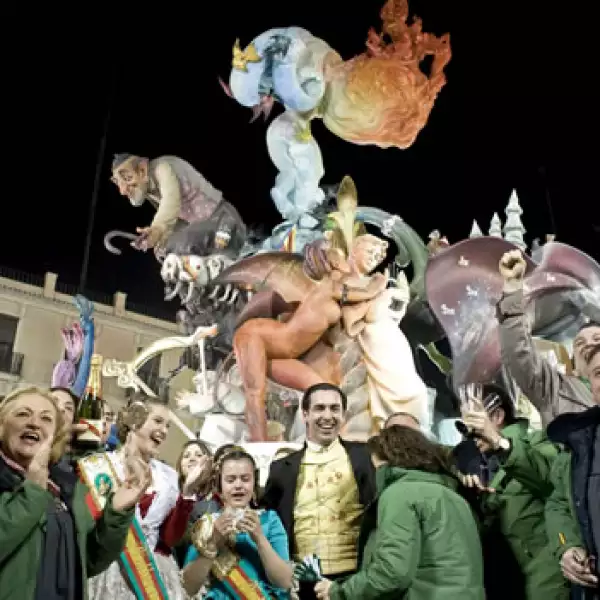 Caricaturas de cartón satirizan la realidad española y mundial en Valencia