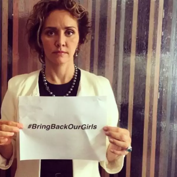 `Exigimos respeto a los derechos humanos de las más de 200 niñas nigerianas secuestradas #BringBackOurGirls por favor RT´, escribió Angélica Fuentes.