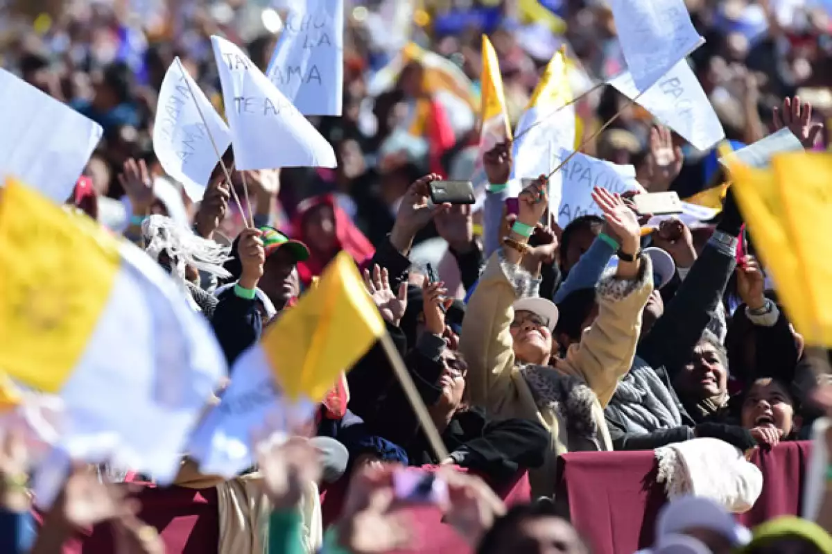 Miles de católicos se reunieron para acudir a la misa.
