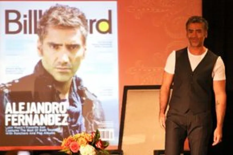 El cantante participó en una serie de conferencias sobre la música regional mexicana, ahí habló de sus preocupaciones, relató algunos recuerdos y dejó escapar algunas frases en doble sentido.